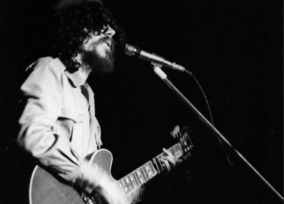 Raul Seixas cantando no Banquete dos Mendigos em 1973 — Foto: Arquivo/Agência O GLOBO