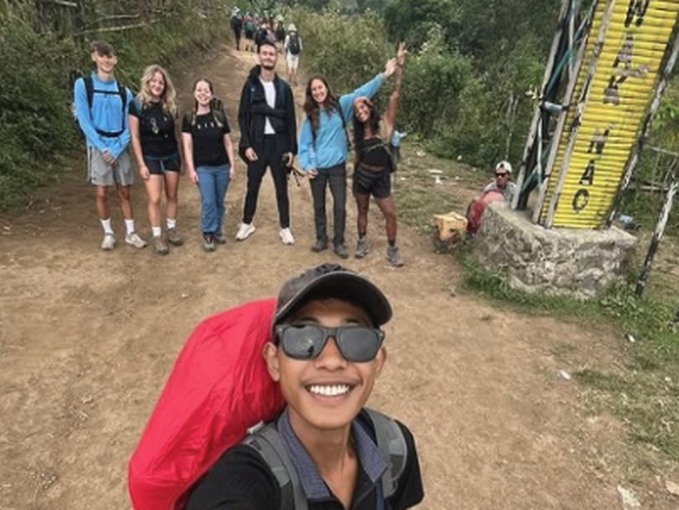 Ali Musthofa, à frente da selfie, levava Juliana Marins e outros turistas por trilha do Monte Rinjani — Foto: Instagram