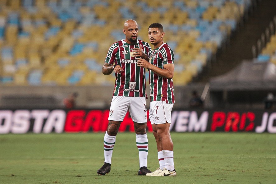 Felipe Melo e André conversam para ajustar problemas na defesa durante Fluminense e Bragantino