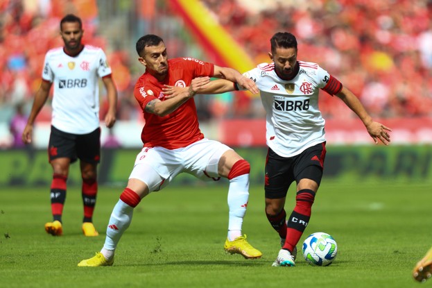 Everton Ribeiro tenta se livrar da marcação de Gustavo Campanharo na derrota do Flamengo para o Internacional