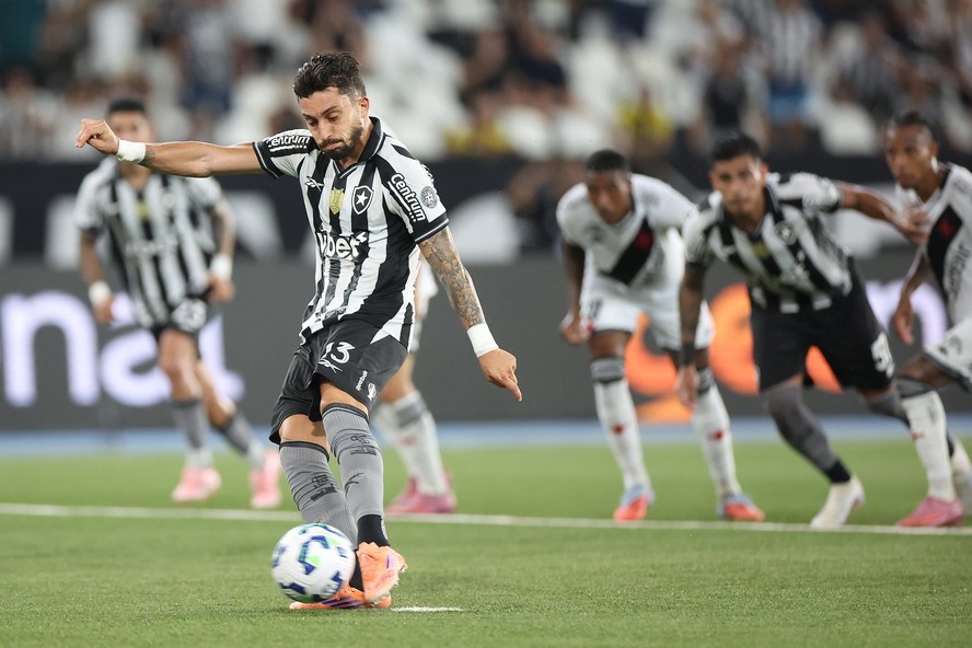 Lateral-esquerdo Alex Telles faz 1 a 0 para o Botafogo contra o Vasco pelo Campeonato Brasileiro