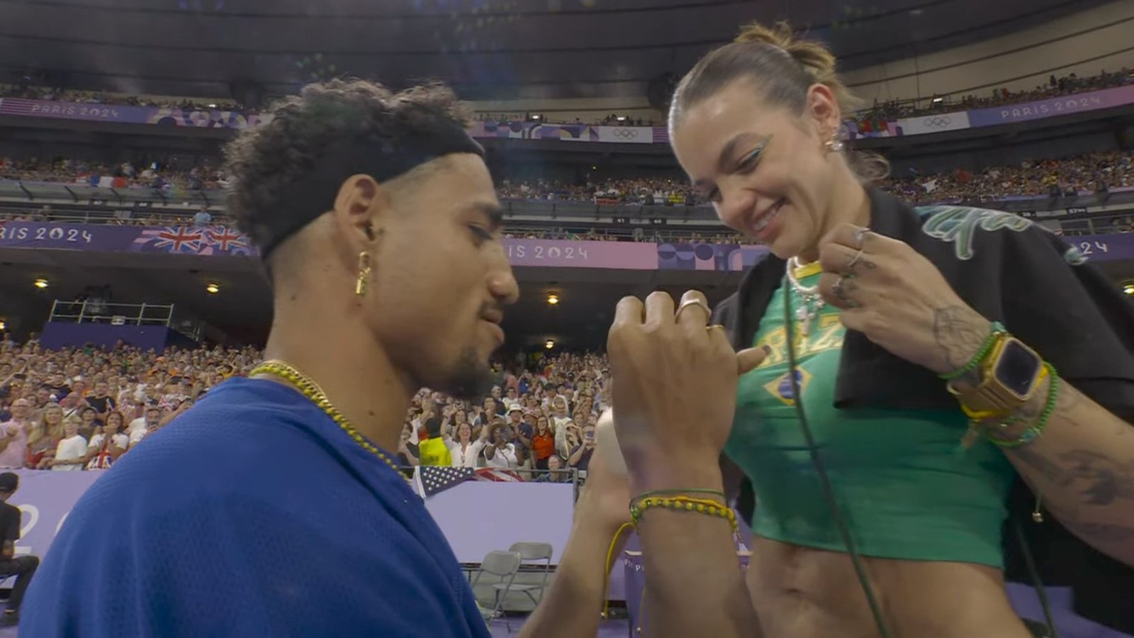 Triple jump athlete, Brazilian Almir Júnior, proposed to his girlfriend Talita Ramos shortly after the competition — Photo: Reproduction / TV Globo