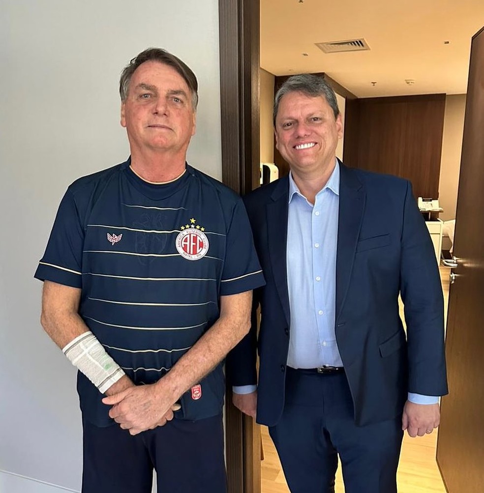 O governador de São Paulo, Tarcísio de Freitas, visitou o ex-presidente Jair Bolsonaro no hospital — Foto: Instagram/Reprodução