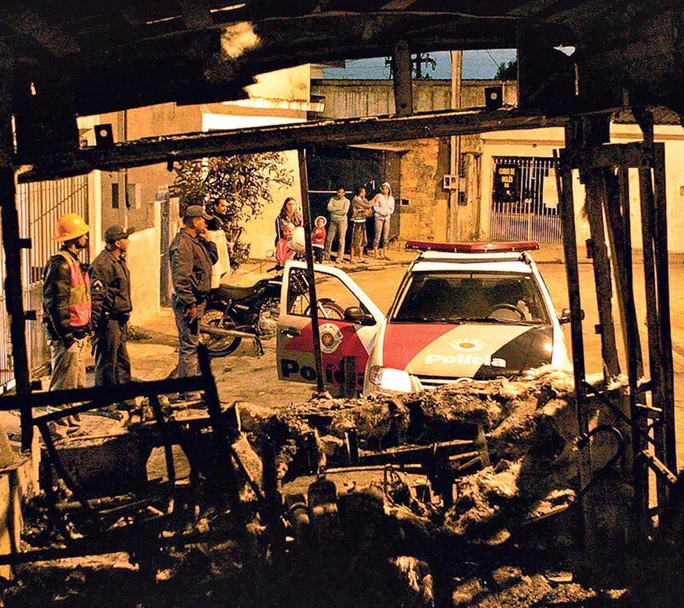 Em 2006, atentados do PCC deixaram 564 mortos em SP: Ruy Fontes investigou  a onda de ataques — Foto: Mauricio Lima/AFP/16-5-2006