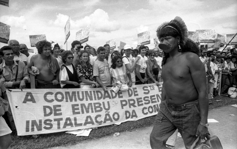 Cacique Raoni é barrado no Congresso durante a Assembleia Nacional Constituinte — Foto: Gustavo Miranda
