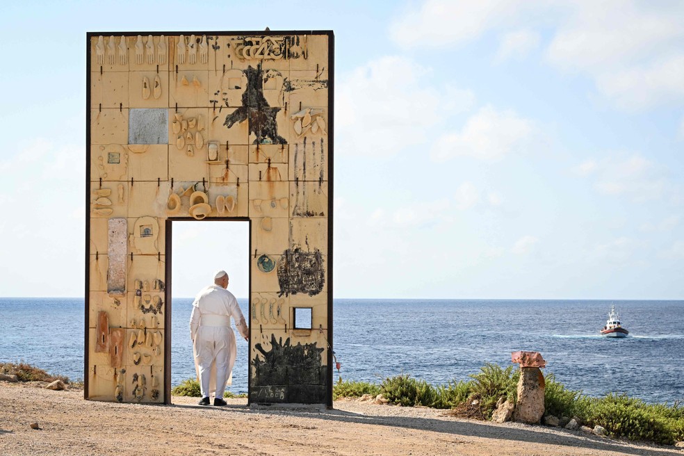 O papa Le&atilde;o XIV atravessa o arco do monumento Porta da Europa, criado pelo artista italiano Mimmo Paladino &mdash; Foto: Tiziana FABI / AFP