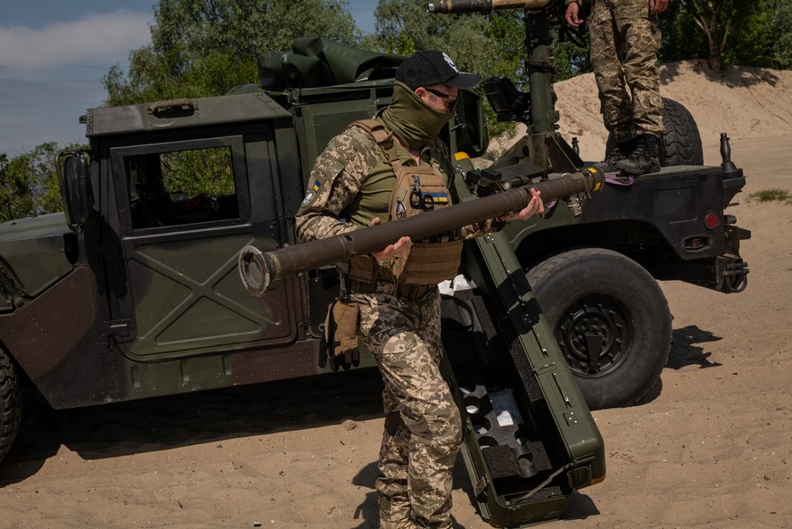 Militares ucranianos demonstraram o trabalho em um sistema móvel de defesa aérea responsável por proteger um trecho do céu na capital Kiev