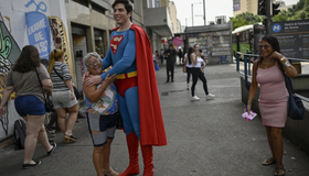 'Superman brasileiro': homem parecido com o herói viraliza ao visitar hospitais no Rio