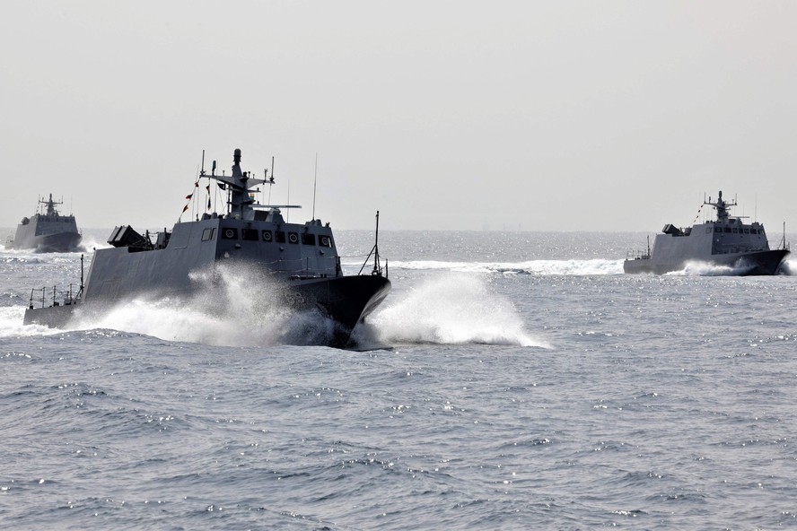 Embarcações militares taiwanesas participam de um exercício na costa de Taiwan