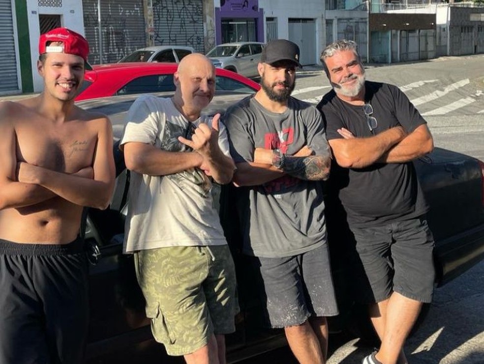 Caio Castro com amigos — Foto: Reprodução/Instagram