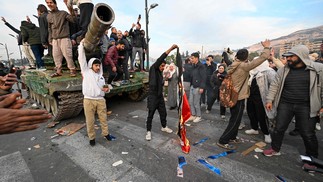 Civis celebram queda de Assad na praça Umayyad, em Damasco — Foto: LOUAI BESHARA / AFP