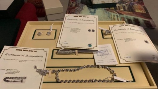 Kit de joias da Chopard recebido por Bolsonaro foi leiloado nos EUA