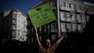 Manifestação em Lisboa por . Portugueses realizam ato nas ruas de lisboa por melhores condições de habitação e edidas de enfrentamento para a crise habitacional. — Foto: Patricia DE MELO MOREIRA / AFP