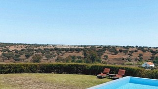 Piscina do hotel Herdade da Malhadinha Nova, com diárias que podem passar de R$ 3.600 — Foto: Reprodução