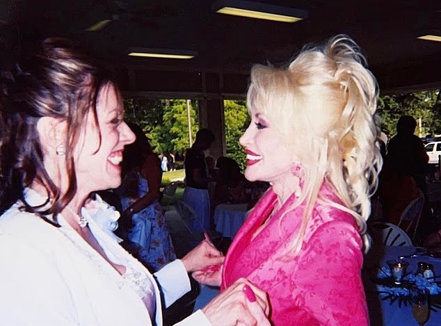 ‘Nunca haverá ninguém que possa substituí-la’: irmã e sobrinha de Dolly Parton fazem homenagens após funeral íntimo da cantora - QTU Questões do Universo