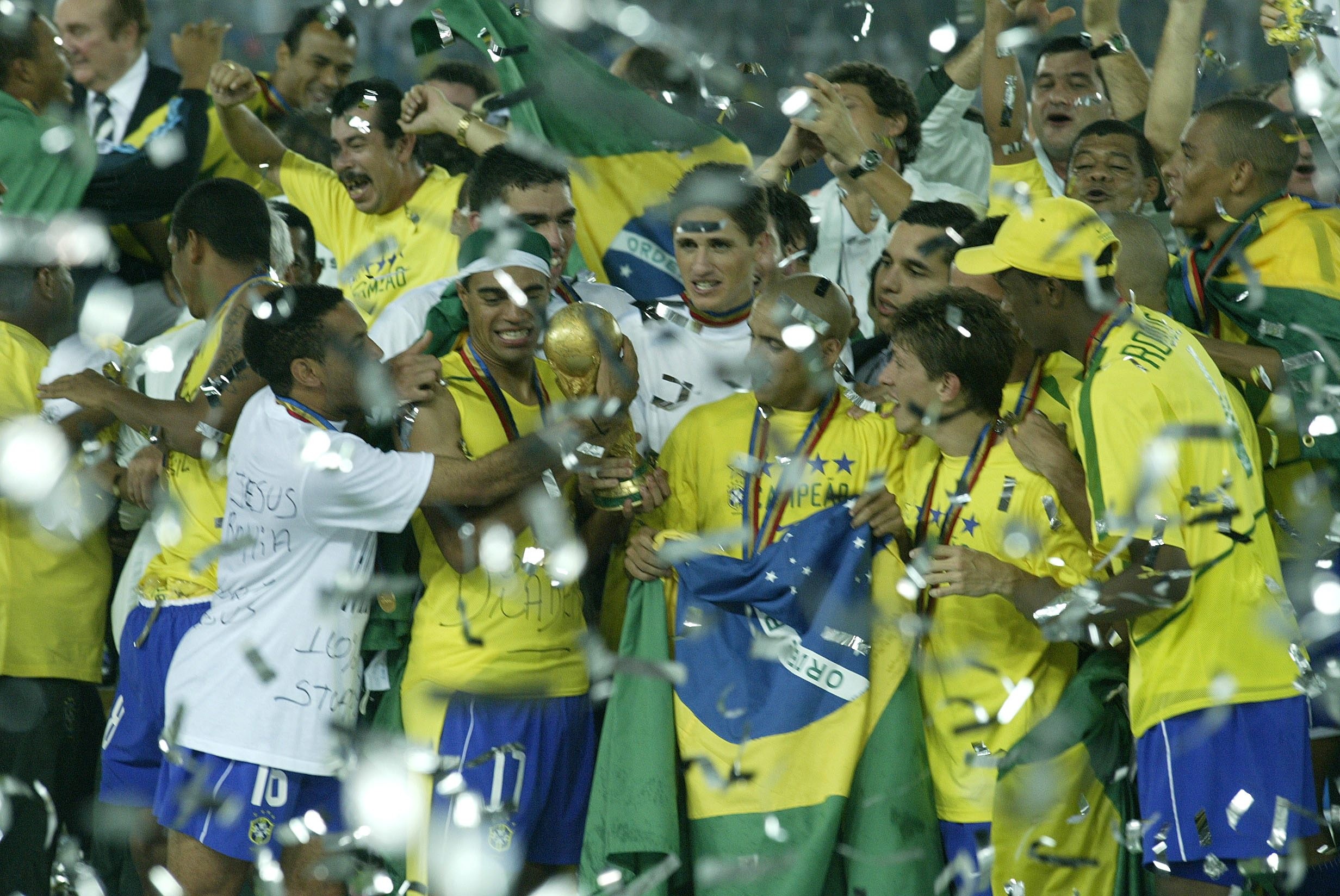 Dúvidas sobre time titular na semana de estreia na Copa contrastam com padrão histórico da seleção brasileira; relembre