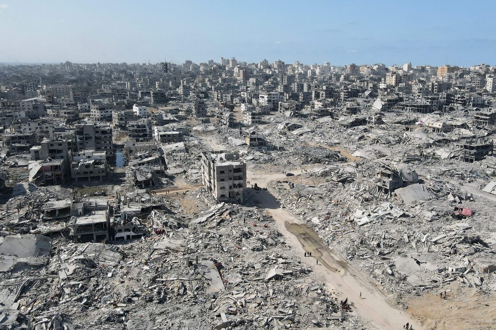 Terra arrasada: Vista área do que era uma das áreas mais populosas e movimentadas da Cidade de Gaza — Foto: AFP