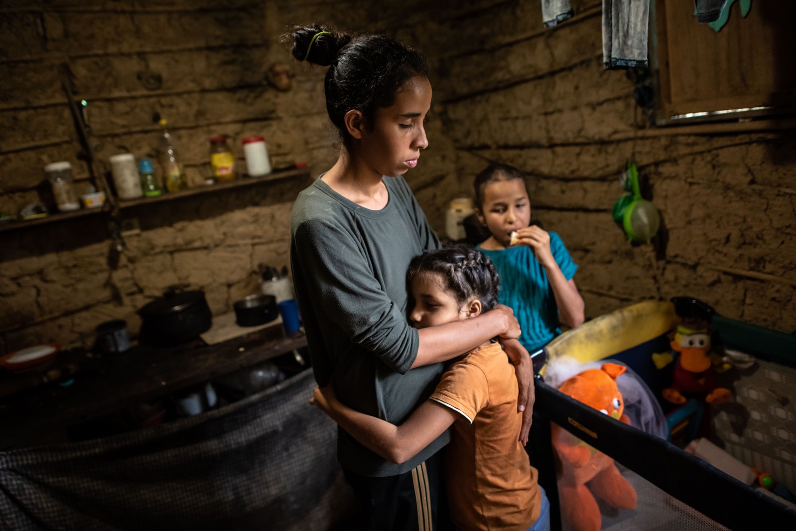 Johanna Guzman, 25 anos, cuida dos filhos em sua casa nos arredores de Caracas (07.12.20). Contraceptivos não são acessíveis para a maioria das venezuelanas, o que as leva a gravidezes indesejadas em um momento em que mal conseguem alimentar os filhos que já têmNYT