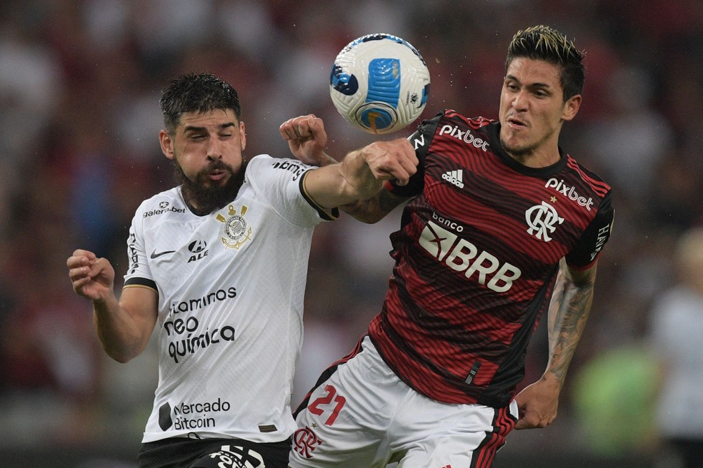 Bruno Mendez, do Corinthians, em disputa com o atacante Pedro, do Flamengo � Foto: Carl de Souza/AFP