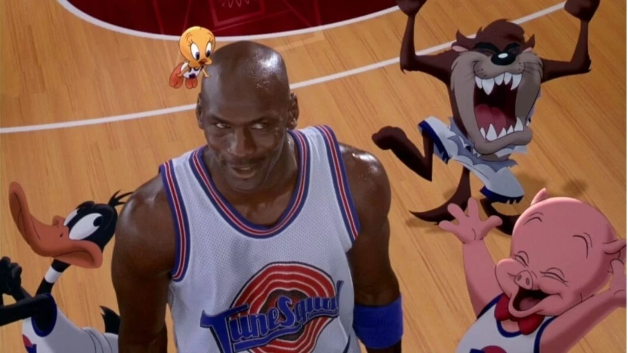 Michael Jordan em 'Space Jam - O jogo do século' com os personagens do Looney Tunes — Foto: Reprodução
