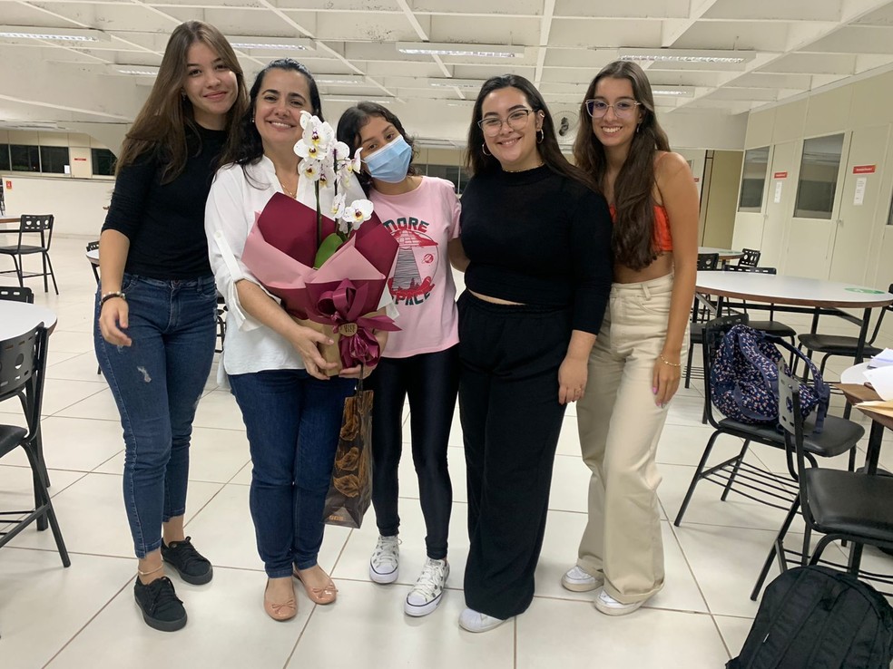 Patrícia Linares recebe flores de colegas de sala — Foto: Arquivo pessoal
