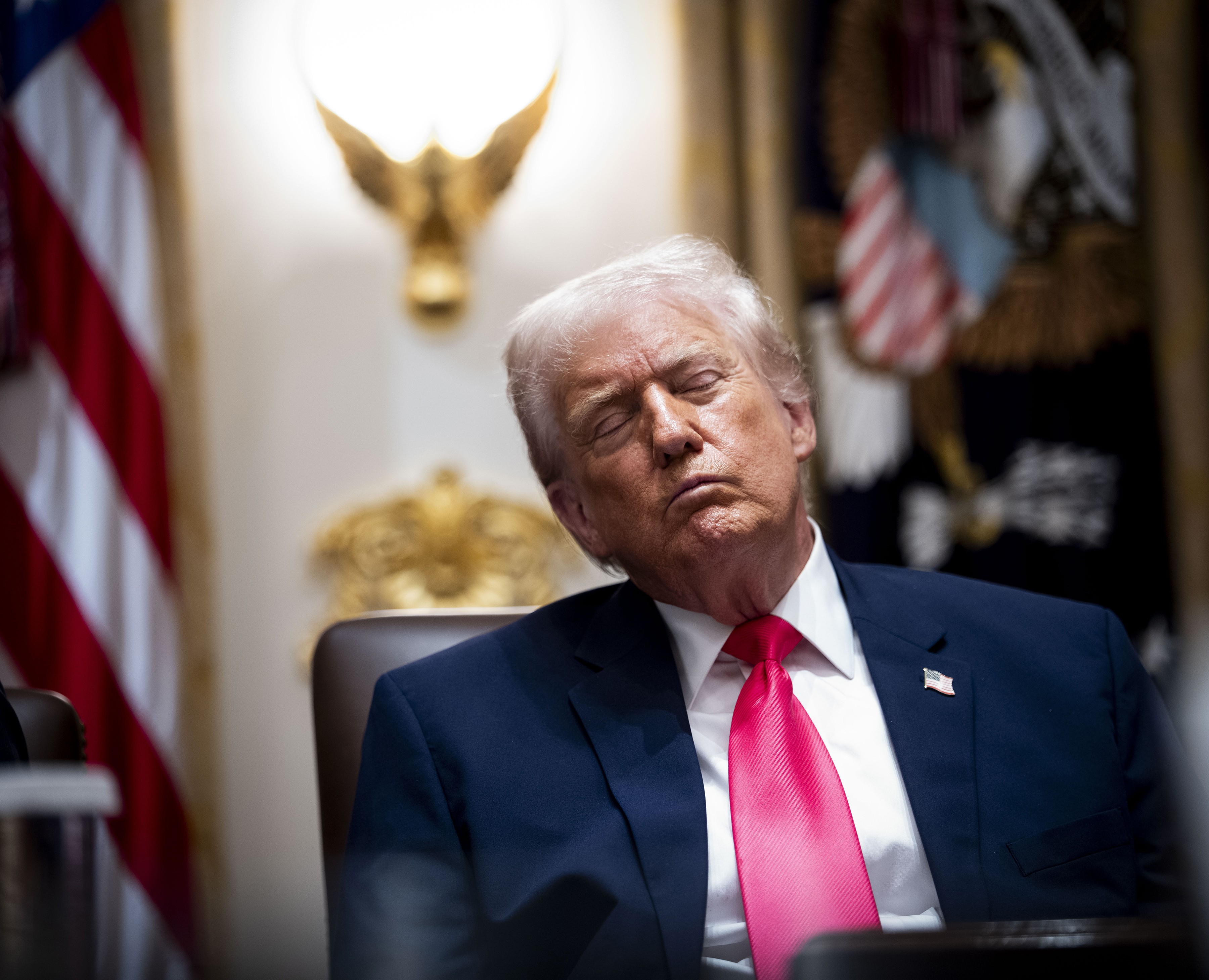 Trump atribui hematomas nas m&atilde;os ao uso de aspirina e nega ter cochilado em eventos na Casa Branca