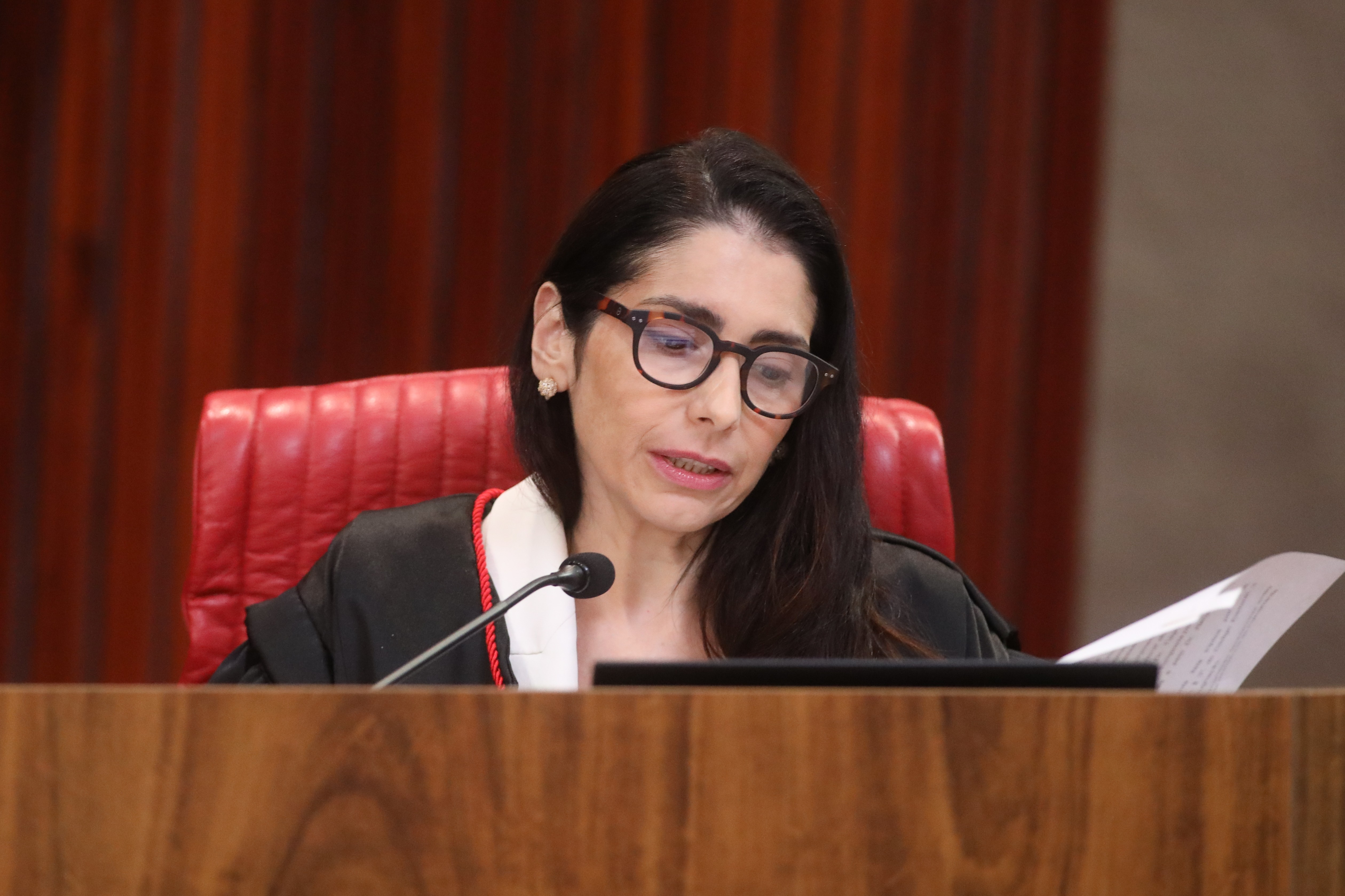 Ministra do TSE diz que críticas a decisões judiciais são 'legítimas', mas não podem servir para constranger magistrados