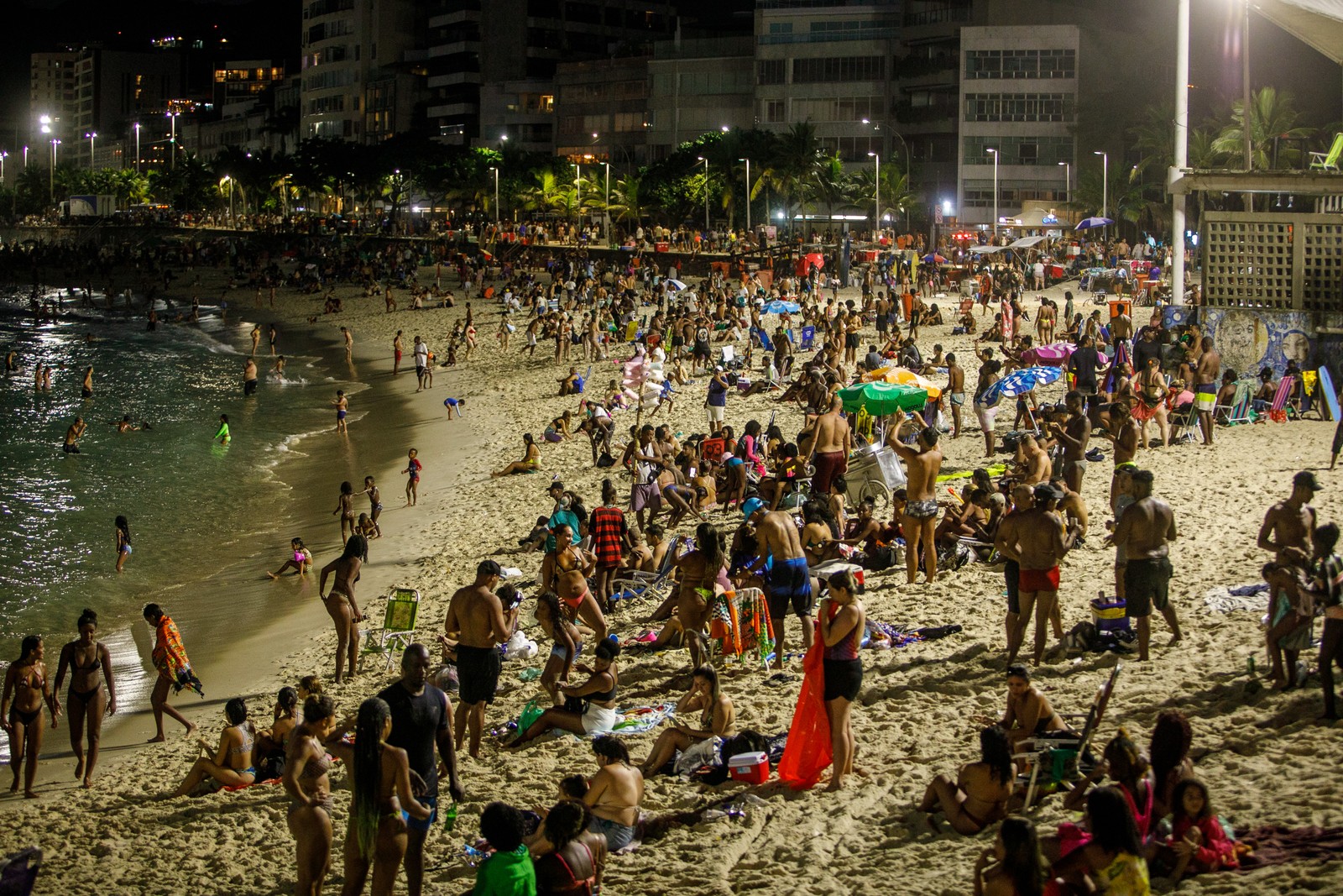 Movimentação de banhistas na areia do Arpoador na noite desta quarta (18) — Foto: Brenno Carvalho