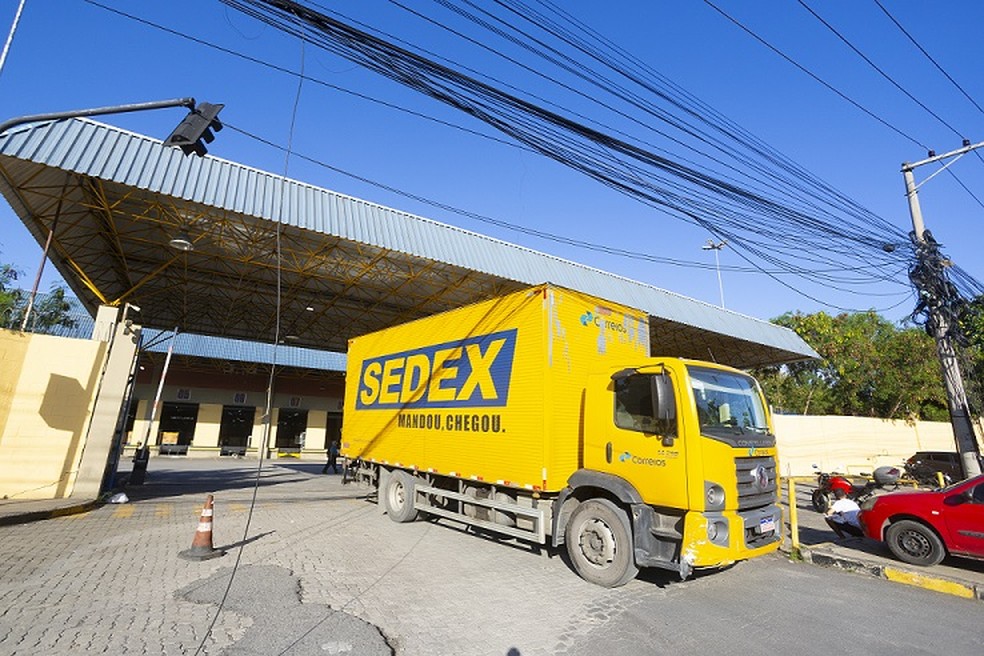 Caminhão em unidade dos Correios no Rio: empresa teve prejuízo bilionário em 2025 — Foto: Domingos Peixoto/Agência O Globo