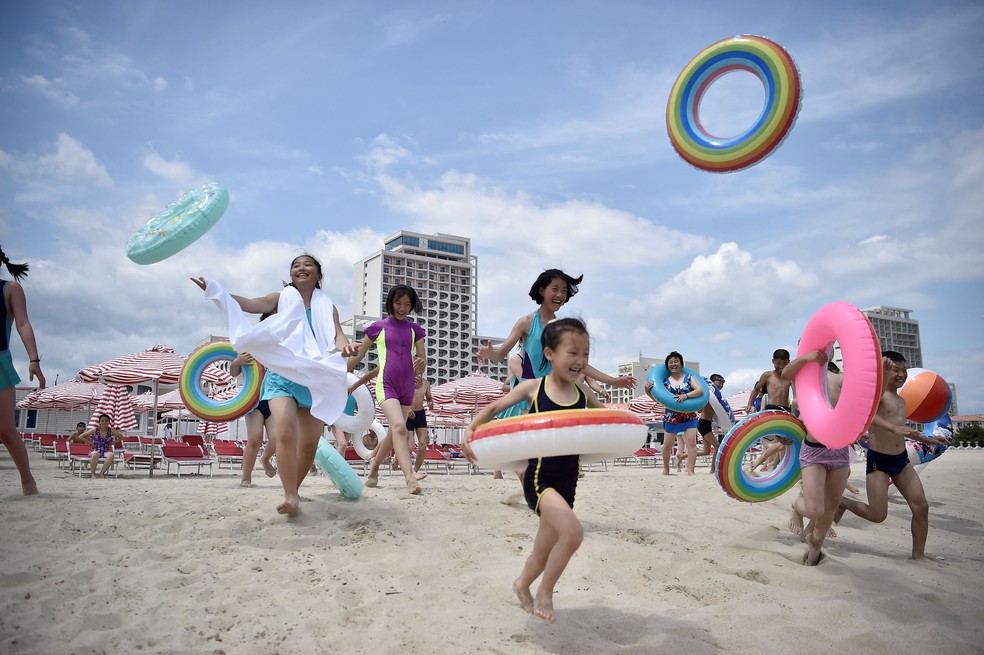Coreia do Norte permitiu que turistas russos retornassem pela primeira vez desde a pandemia, e operadores turísticos ocidentais retornaram brevemente em fevereiro deste ano — Foto: Kim Won Jin/AFP