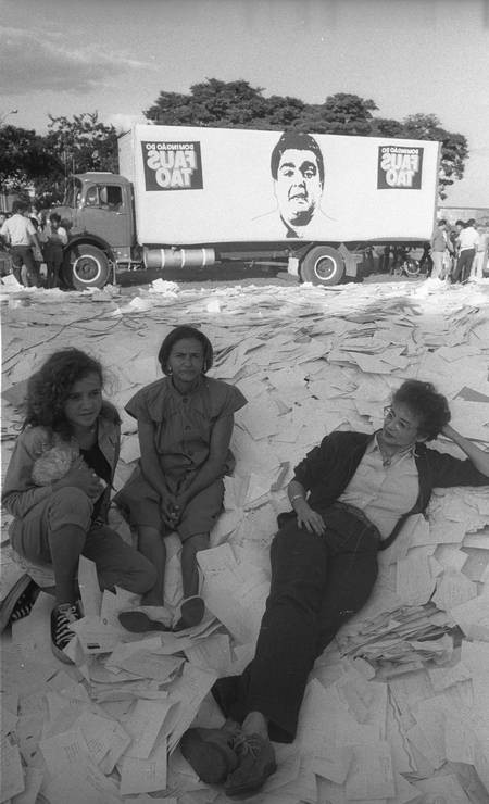 A atriz Joana Fomm no comando do quadro de prêmios “Caminhão do Faustão”, em Brasília (1989) — Foto: Mino Pedrosa / Divulgação