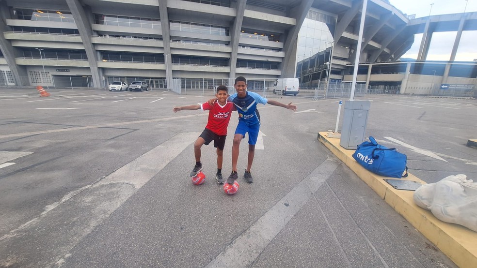 Daniel Pierre e Pedro Henrique: irmãos da Praça Seca jogaram bola com o príncipe William no Maracanã — Foto: Jéssica Marques/ O GLOBO