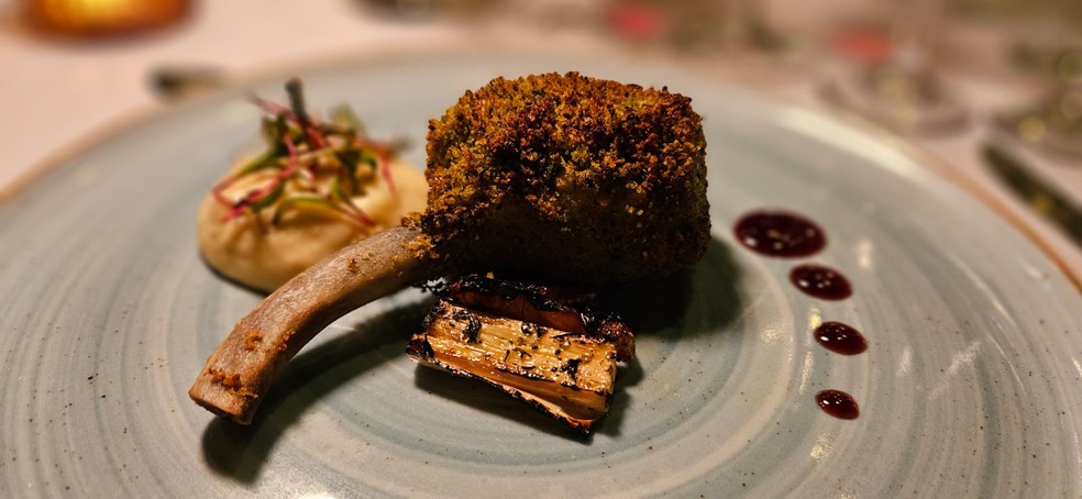 A costela suína ao molho de rapadura com mousseline de alho confit e legumes tostados — Foto: Cláudia Meneses / Agência O Globo