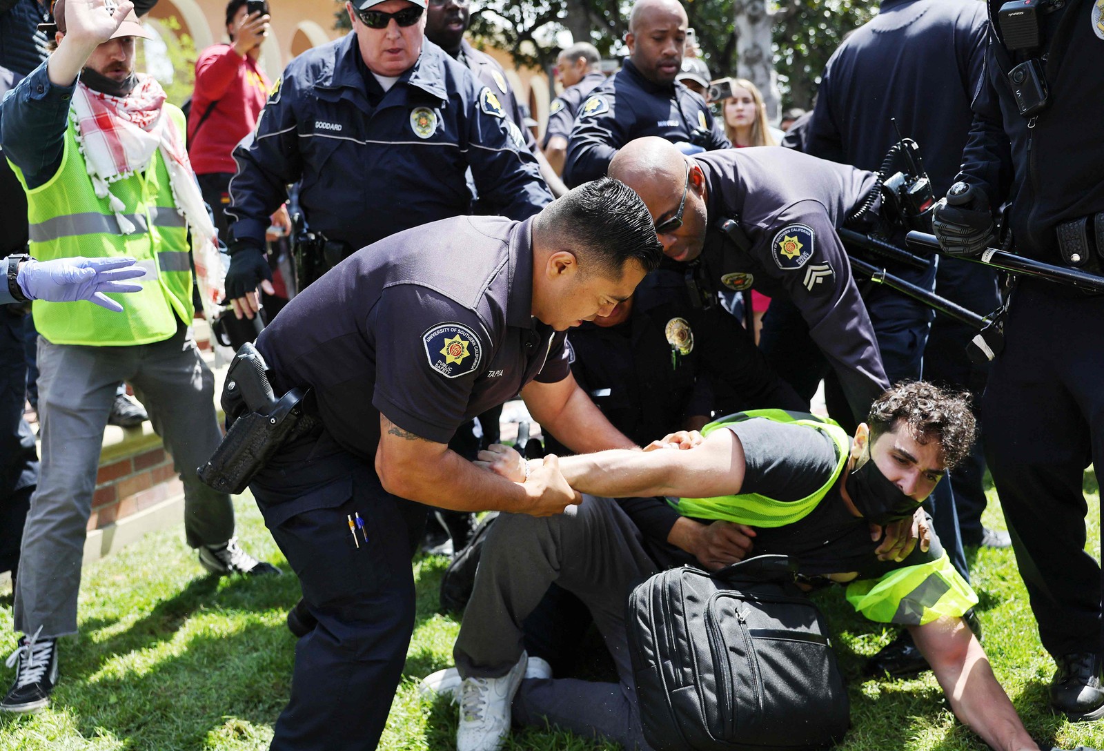 Policiais prendem manifestante da Universidade do Sul da Califórnia (USC), em Los Angeles — Foto: Mario Tama/Getty Images North America via AFP
