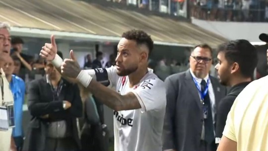 Leitura labial revela o que Neymar disse em discussão com torcedor do Santos: 'Quer que eu faça tudo?' Leitura labial revela o que Neymar disse em discussão com torcedor do Santos: 'Quer que eu faça tudo?'