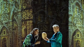 "Don Giovanni" no Municipal do Rio: Homero Velho como o servo Leporello (esq.) e Homero Pérez-Miranda como Don Giovanni — Foto: Leo Martins