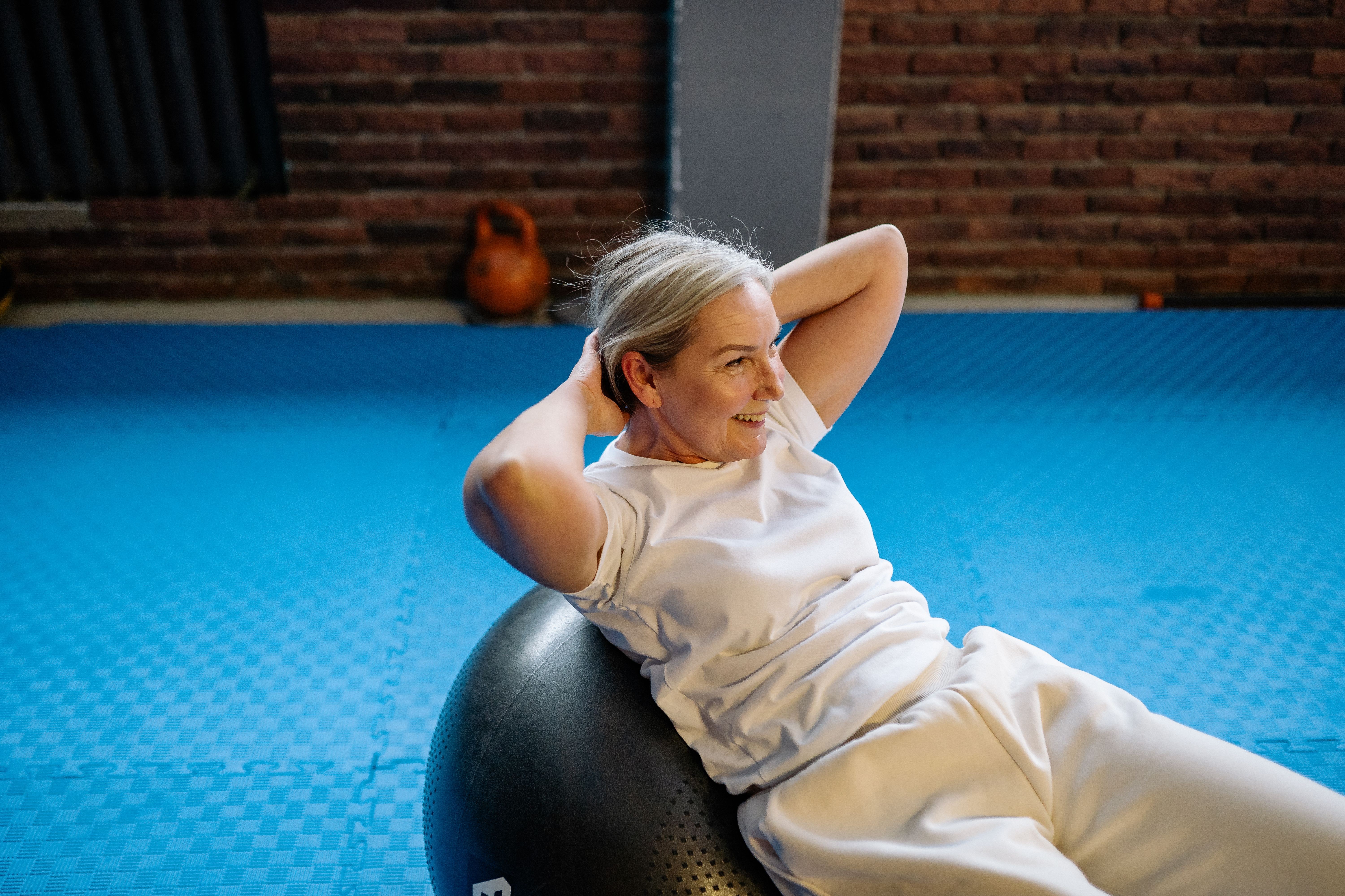 Aos 60 anos, saiba qual é um dos melhores exercícios para fortalecer os quadris sem sobrecarregar as costas