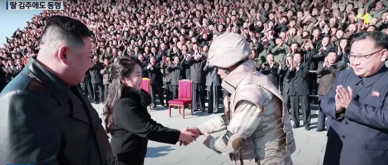 Imagem divulgada pela imprensa estatal norte-coreana mostra Kim Jong-un e sua filha após teste de lançamento de míssil em novembro — Foto: Captura de vídeo/KBS News
