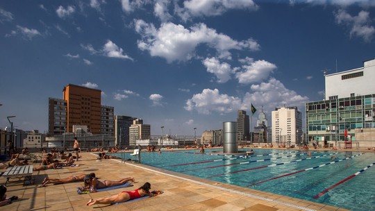 Paulistanos aproveitam parques e piscinas da cidade em dia de calorão e verão fora de época