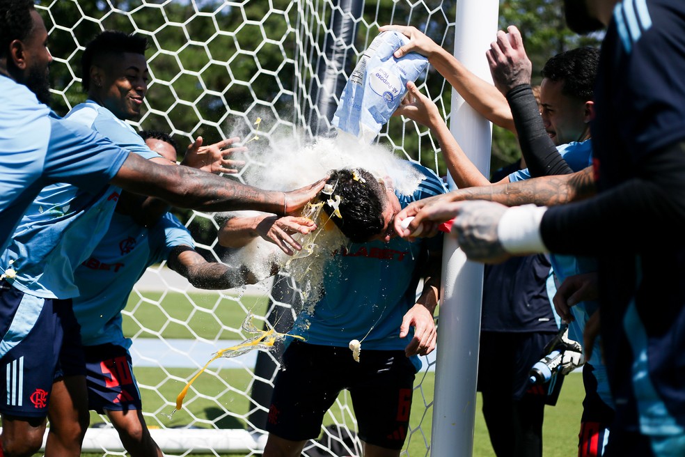 Ayrton Lucas leva 'ovada' em treino do Flamengo nos EUA