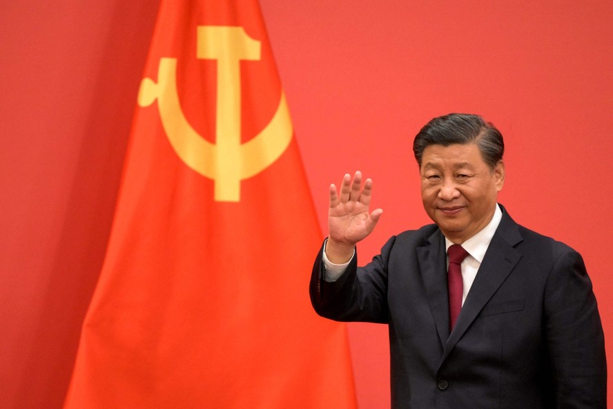 O presidente da China, Xi Jinping, acena durante a apresentação de membros do novo Comitê Permanente do Partido Comunista Chinês, em Pequim