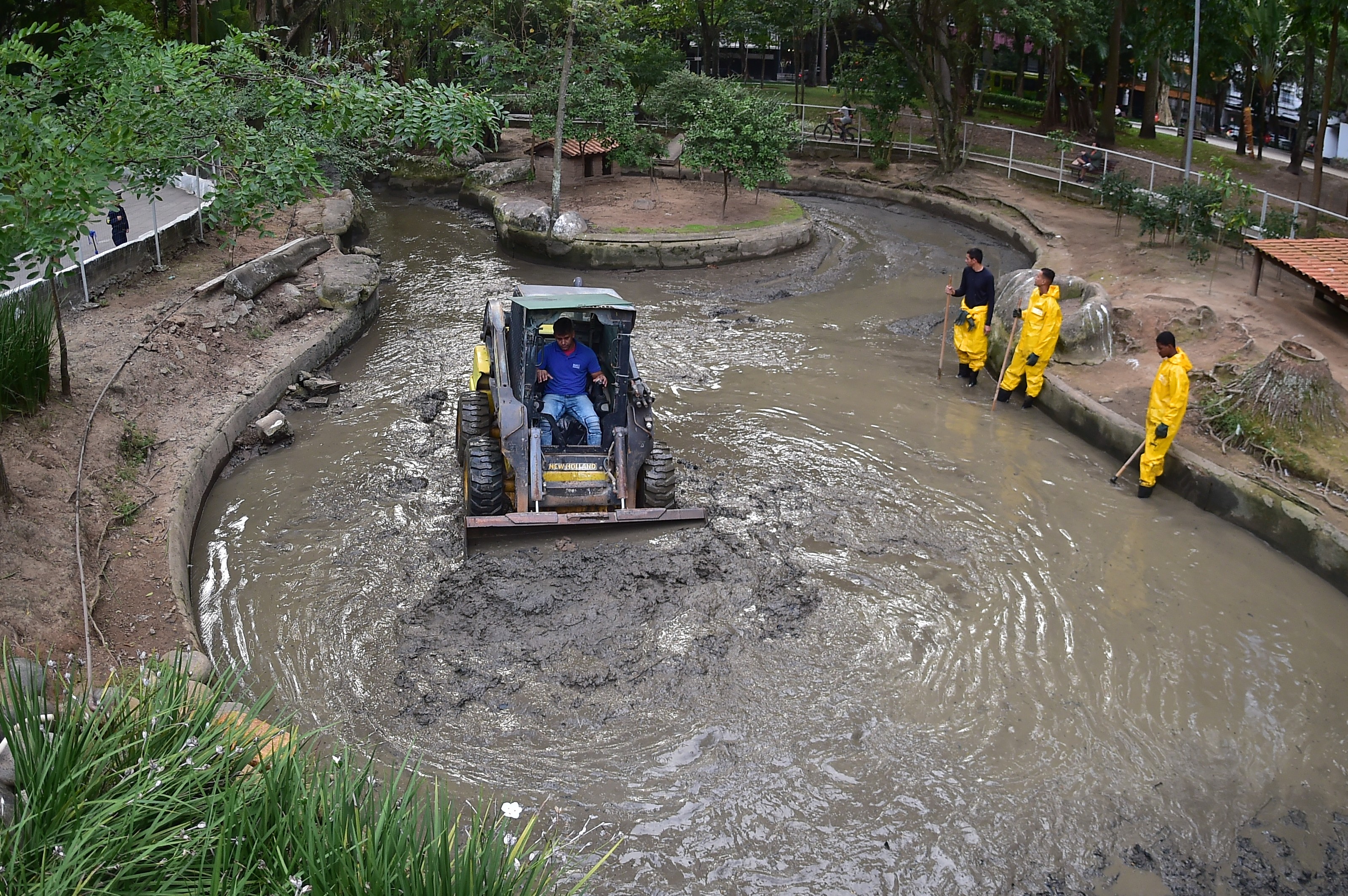 Lagos do Campo de São Bento, em Niterói, passam por limpeza