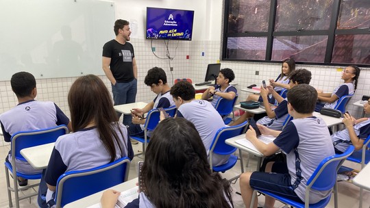 Proibido nas escolas públicas e em parte da rede particular do Rio: afinal, celular é vilão ou aliado em sala de aula? 