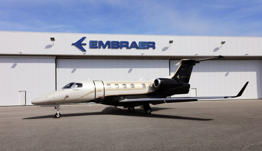 Phenom 300 in front of Embraer's hangar: greater range and lower price compared to competitors. Photo: Disclosure