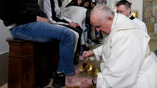 Papa lava os pés de 12 menores infratores em ritual da Quinta-Feira Santa