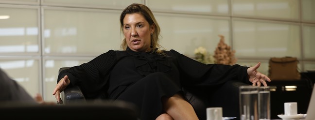 A presidente da Caixa, Daniella Marques, dá entrevista ao GLOBO em sua sala na seda da Caixa, em Brasília — Foto: Cristiano Mariz