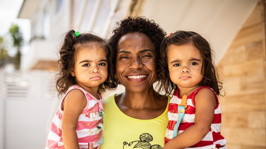 No Dia das Mães, mulher que teve as filhas resgatadas durante enxurrada, na Baixada, comemora e agradece pelo milagre