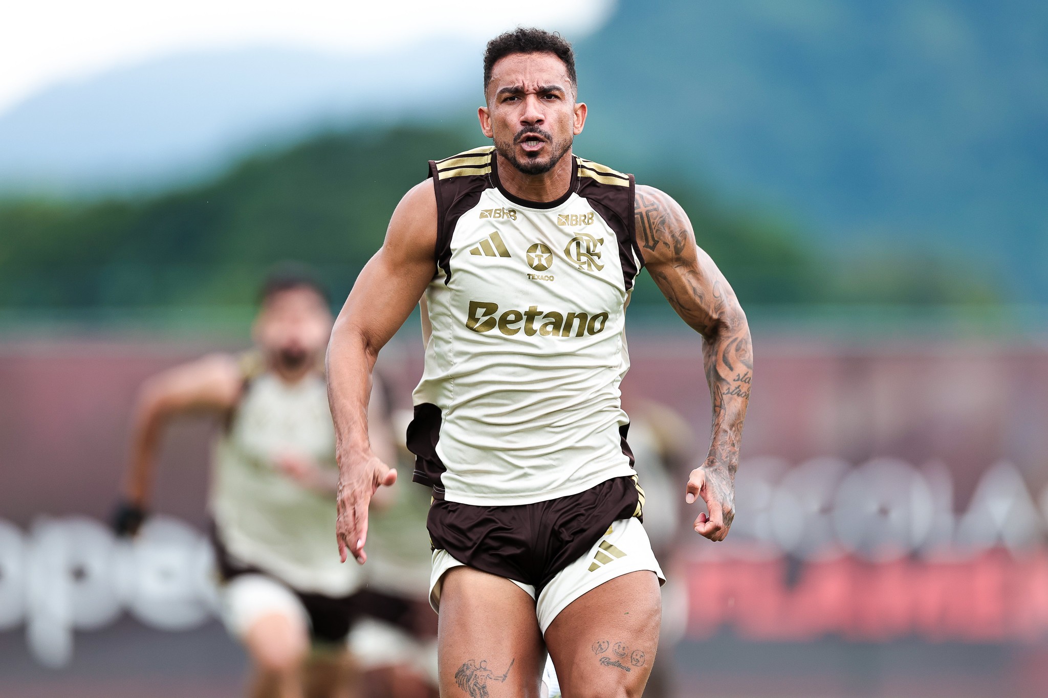 Flamengo prioriza Danilo e Pulgar e congela demais renovações até o fim do ano - QTU Questões do Universo