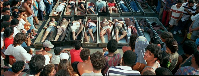 Corpos de 18 das 21 vítimas da chacina de Vigário Geral: moradores foram assassinados na madrugada de 29 de agosto de 1993, em vingança pela morte de PMs — Foto: Márcia Foletto / Agência O Globo