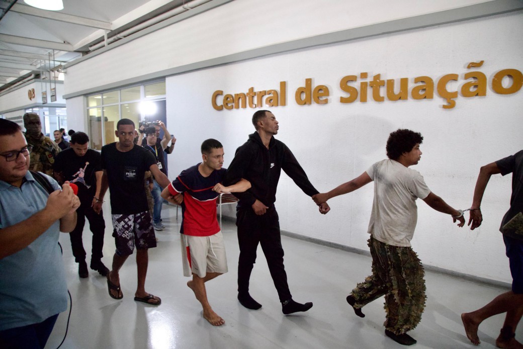 Foram 81 presos e 42 fuzis apreendidos na ação das polícias Civil e Militar — Foto: Guito Moreto / Agência O Globo